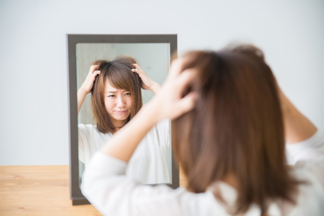 頭を抱える女性の画像